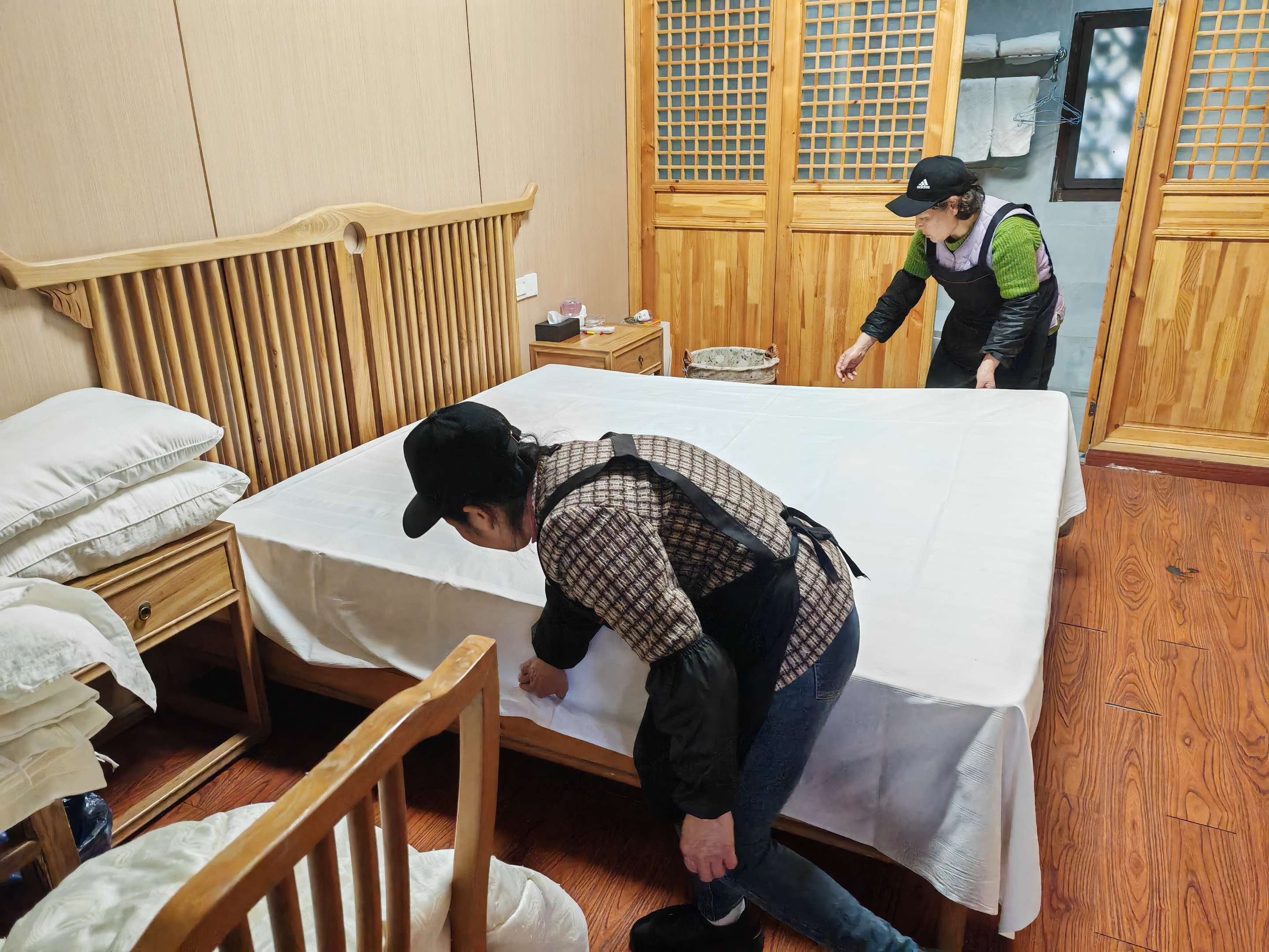 家庭场景数据采集：工作人员在居家环境中进行真实动作采集