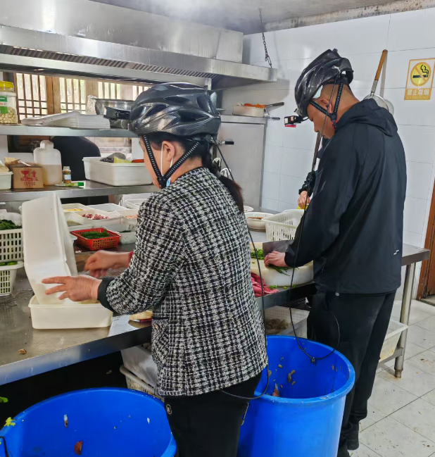 餐饮场景数据采集：后厨工作人员佩戴设备进行餐饮服务动作采集